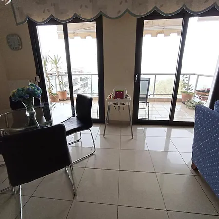 Seafront Family & Free Parking, The Cruiseflat Apartamento *