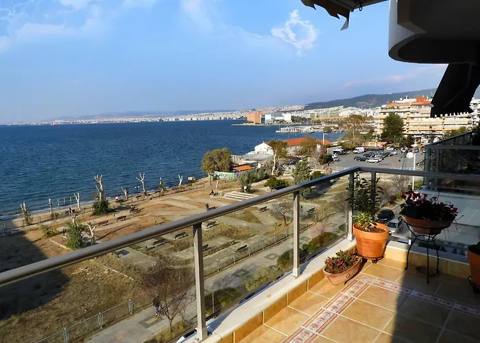Seafront Family & Free Parking, The Cruiseflat Салоники